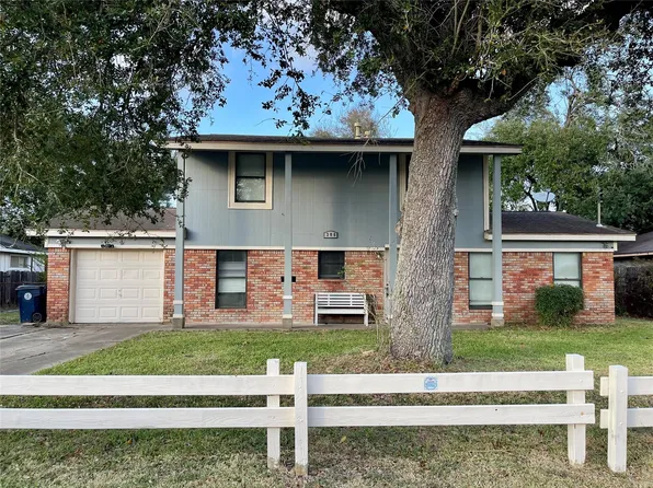 300 Hargett St, Clute, TX 77531