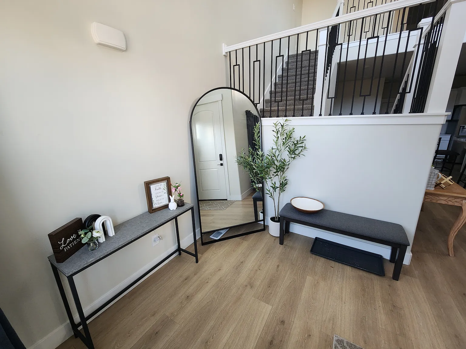 5 bed, 3.5 bath, 2365 sqft, $560 — Photo 2