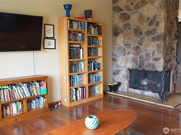 4th image of 6804 47th Avenue E
