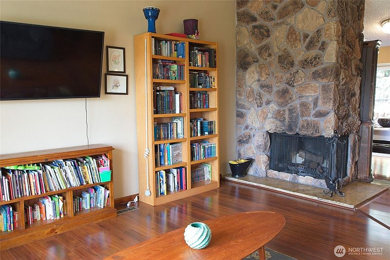 4th image of 6804 47th Avenue E