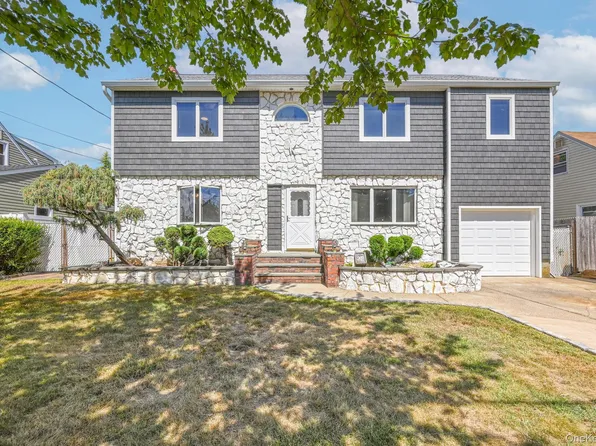 203 N Manhattan Avenue, Massapequa, NY 11758