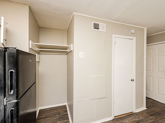5th image of 4606 Monarch St #216