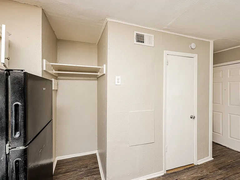 Monarch Court — Photo 5