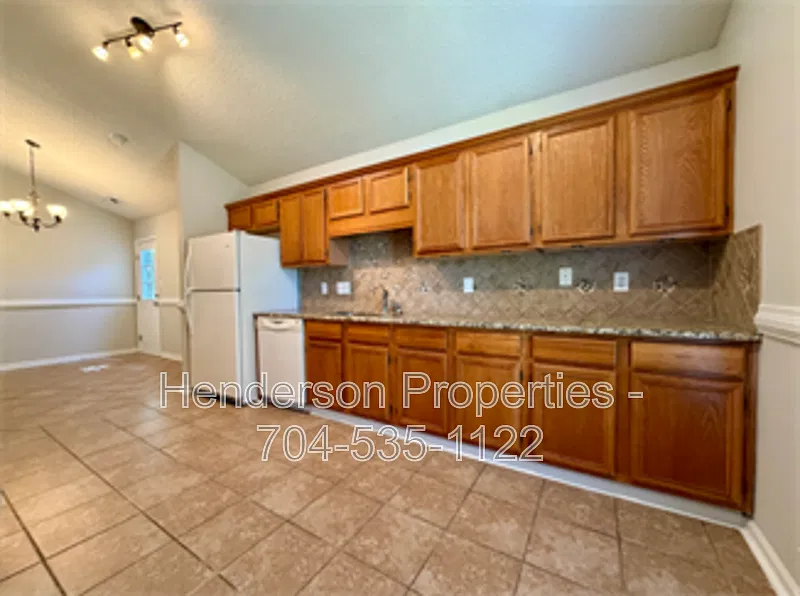 3 bed, 2.0 bath, 1359 sqft, $1,800 — Photo 4