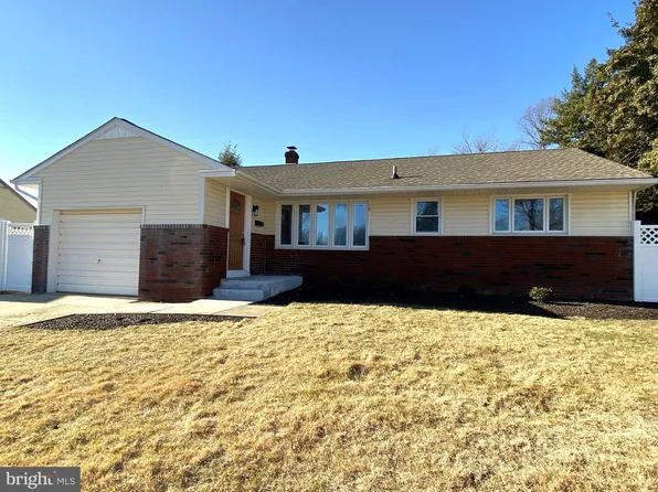 15 Malibu Dr, Magnolia, NJ 08049