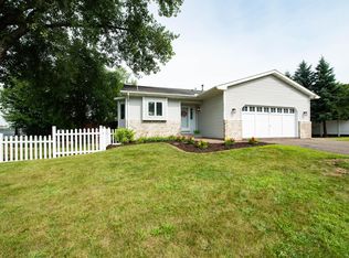 5910 Pineview Ln N, Plymouth, MN 55442