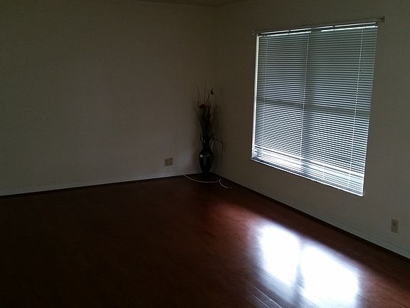 5th image of 875 Oriole Dr