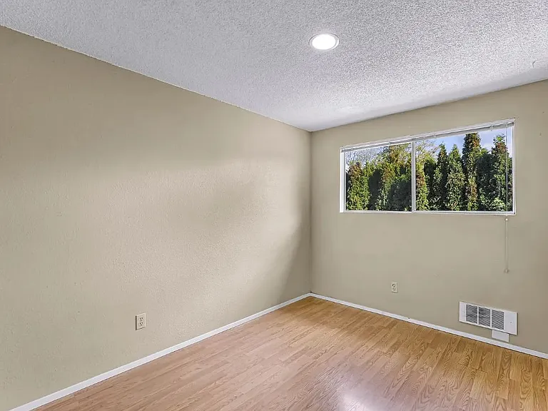 1019 Lenora Ct #4 — Photo 3