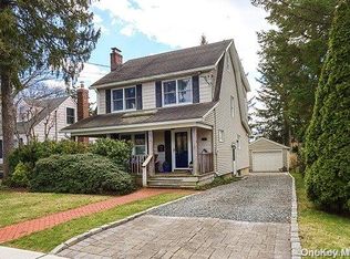 28 Mac Gregor Ave, Roslyn Heights, NY 11577