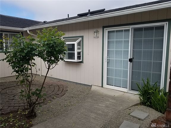 Sliding door to apartment