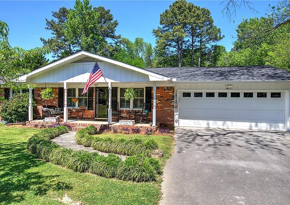 1st image of 121 Stone Haven Dr