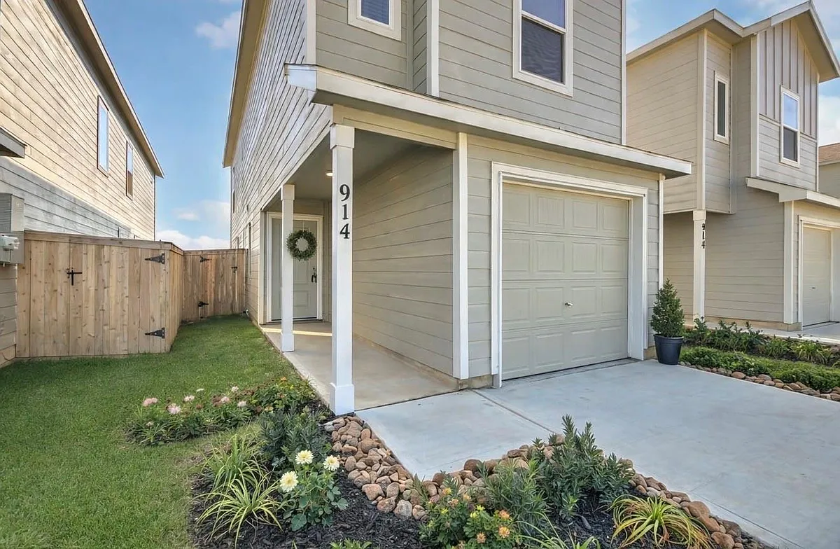 Building Photo - 914 Pertuso Ln