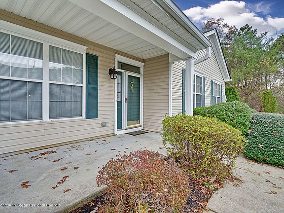 5th image of 27 Golden Willows Ave