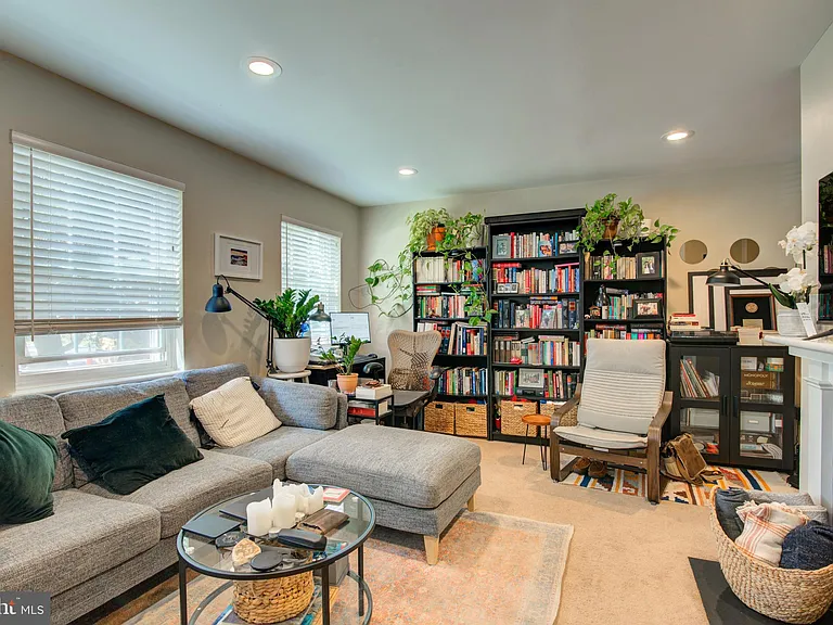2100 N Scott St #103 — Photo 8
