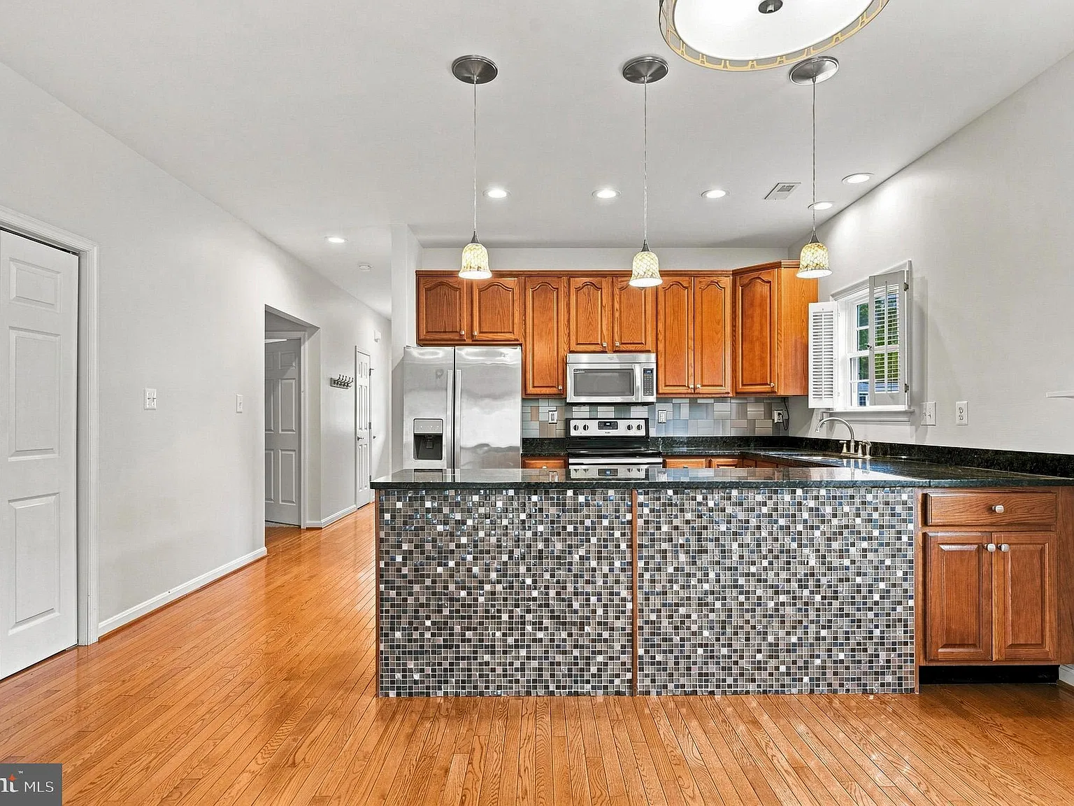 3 bed, 1600 sqft, $2,450 — Photo 4