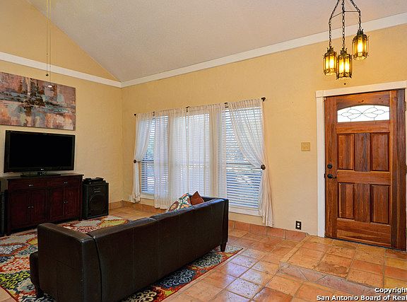5th image of 370 Lakewood Dr