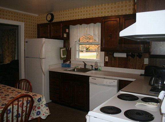 4th image of 1214 Sunset Dr