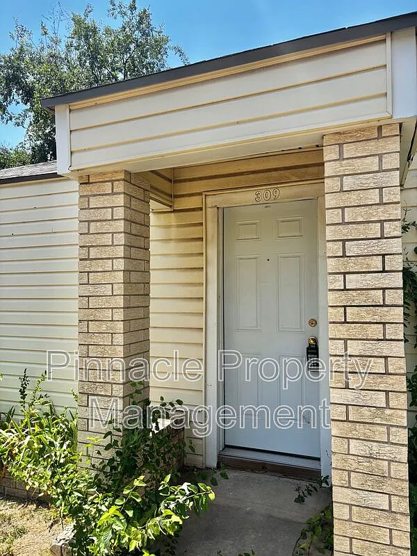 2 bed, 1.0 bath, 840 sqft, $1,000 — Photo 1