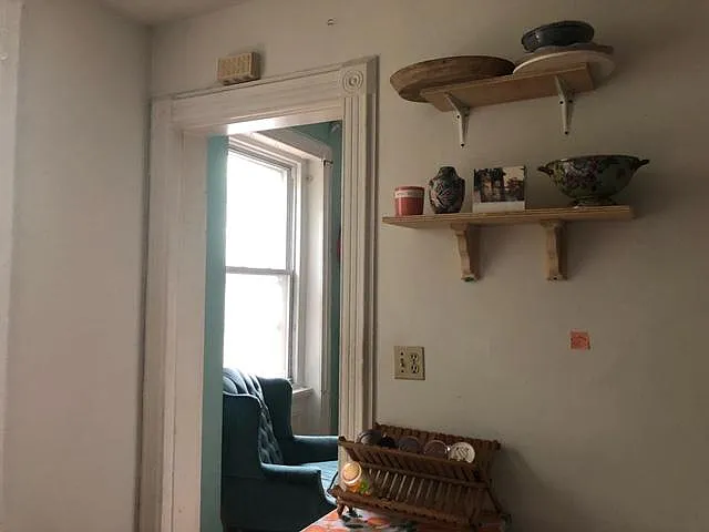 Kitchen (looking to living room)
