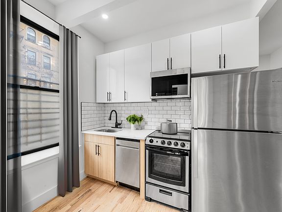 4th image of 312 Manhattan Ave APT 1F