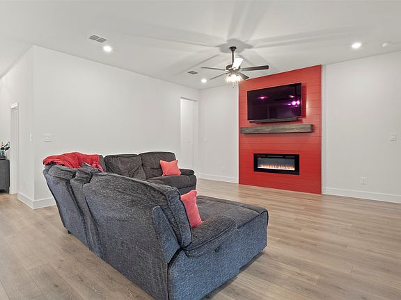 5th image of 637 Mooney Dr