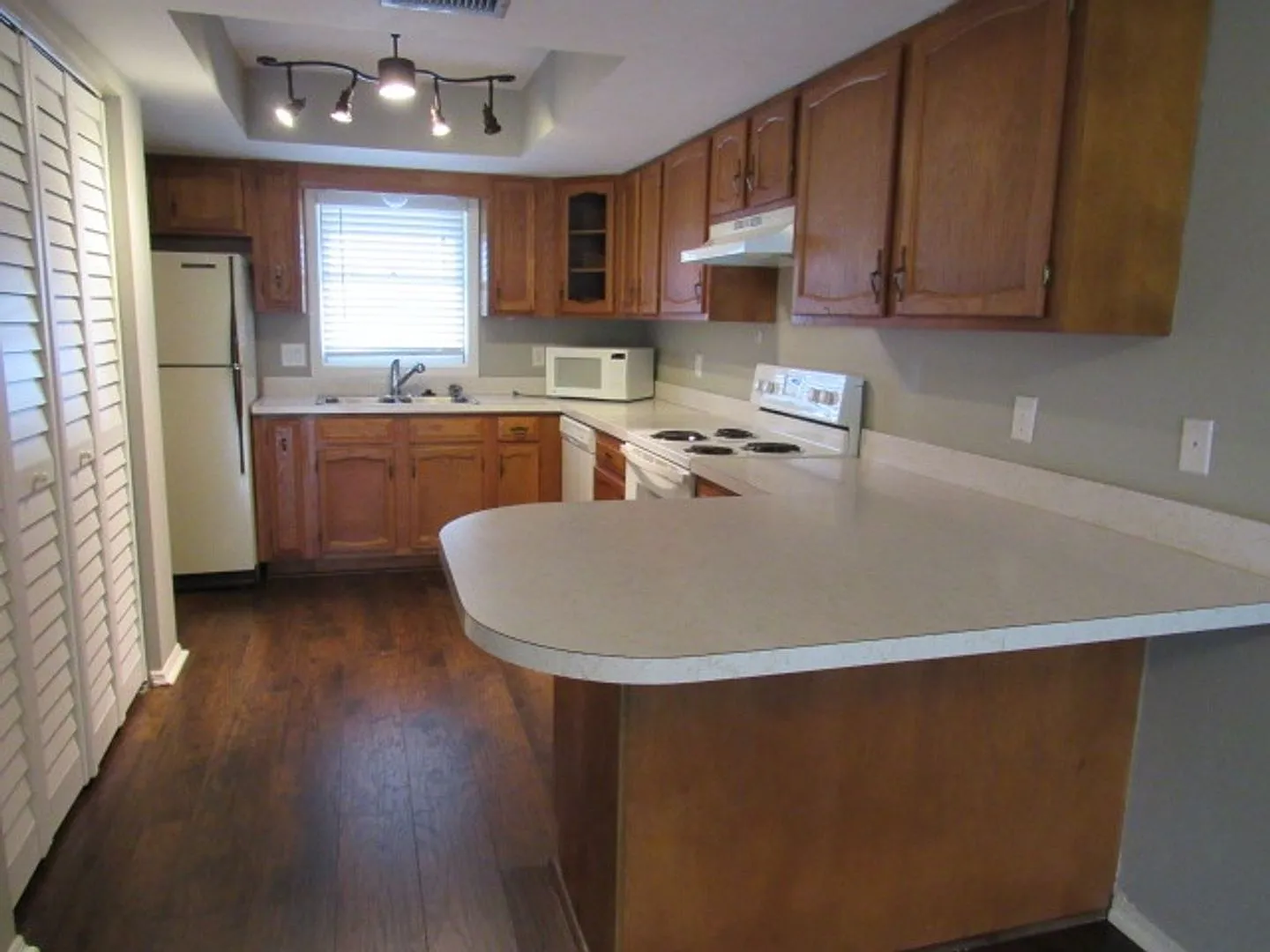 2 Bedroom 2 Bath Condo in Forest Village — Photo 2