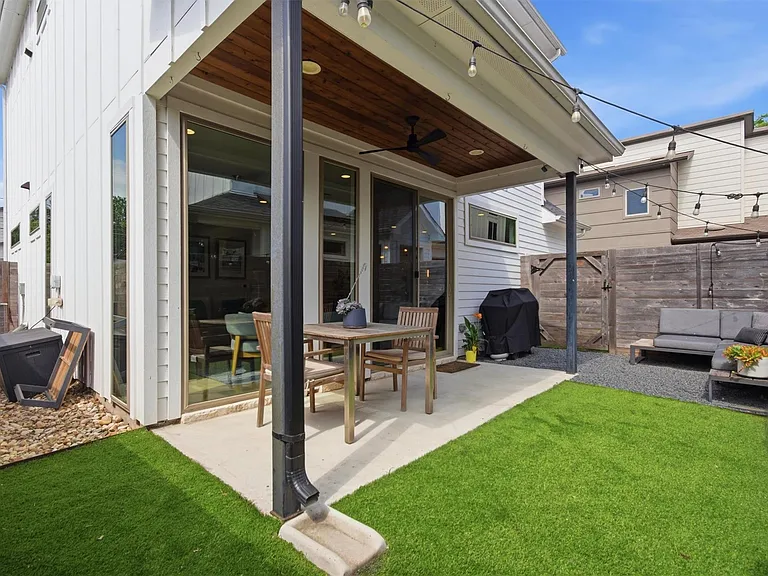 2710 Zaragosa St #A — Photo 24
