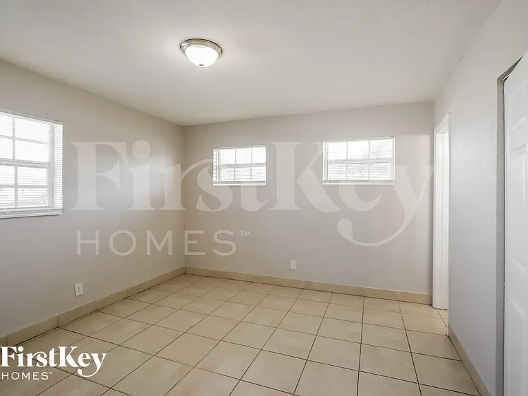 3321 NW 177th Ter — Photo 6