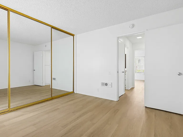 Sandpiper Apartments — Photo 11