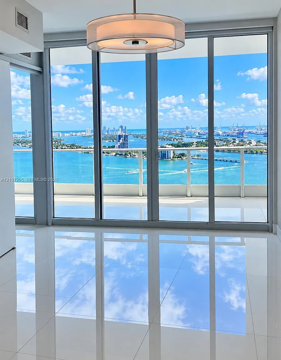 Paramount Bay Condo — Photo 2