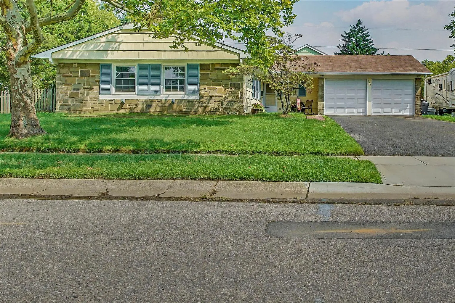 201 Deerfield Ln photo 1