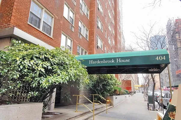 Rented by Mark Greenberg Real Estate | media 7