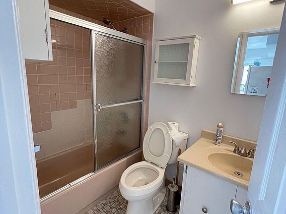3rd image of 401 Guyon Ave Floor 1