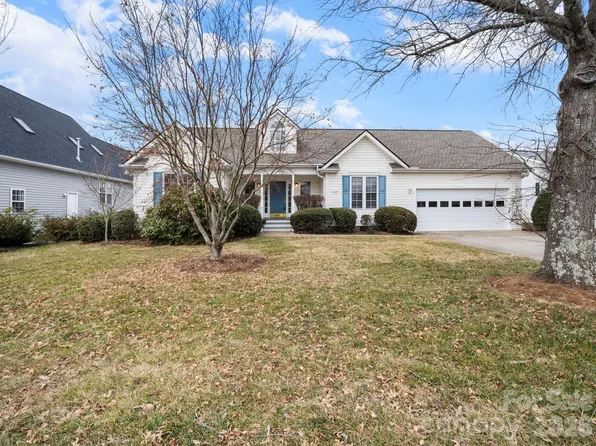 127 Kingfisher Ln, Mills River, NC 28759