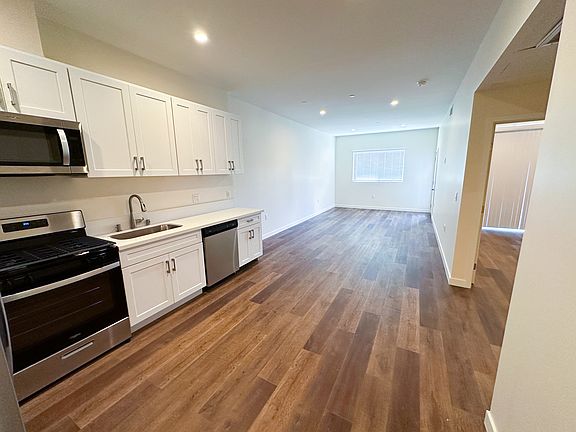 3rd image of 3660 Wilshire Blvd #1B-1Ba-750Sqft
