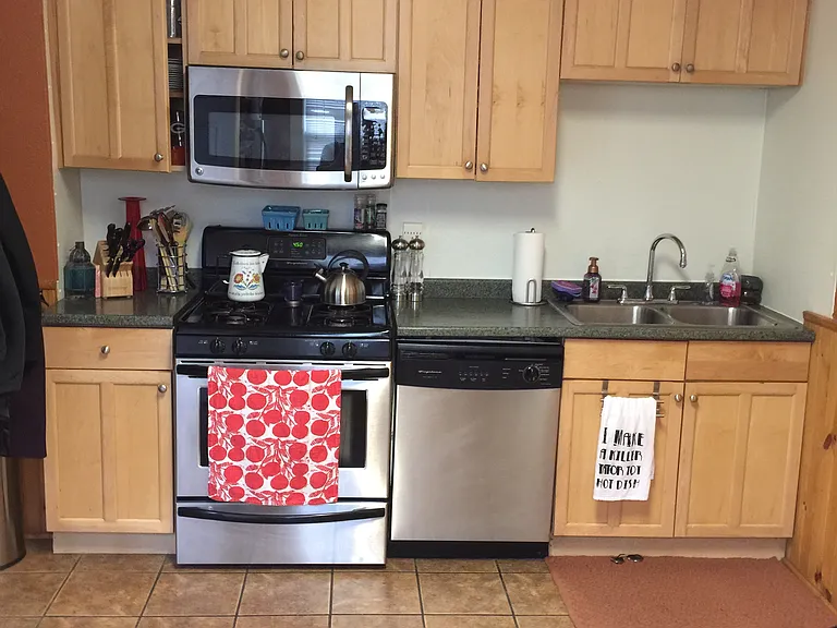 847 Summer St NE — Photo 2