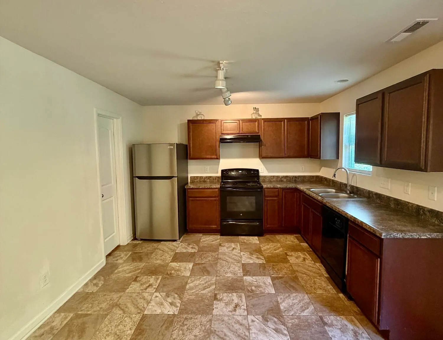 4 bed, 2.5 bath, 1805 sqft, $1,995 — Photo 3