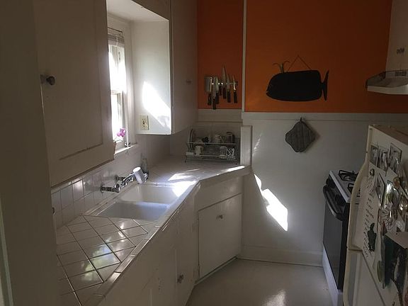 2nd image of 2831 Pearl St #3