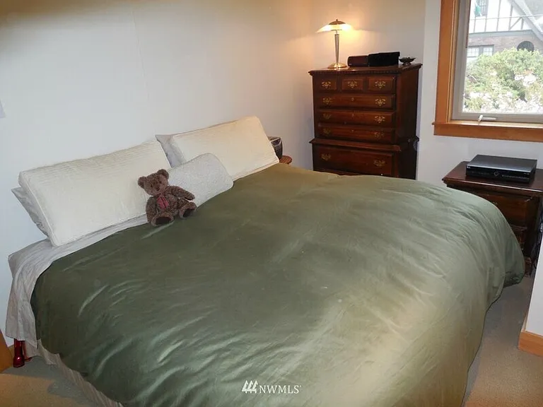 1702 E Columbia St — Photo 14