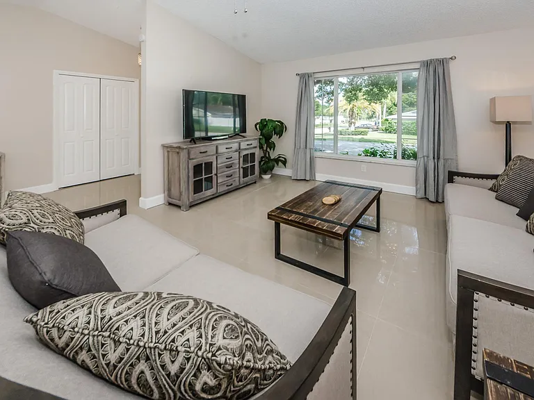 3374 Hyde Park Dr — Photo 4
