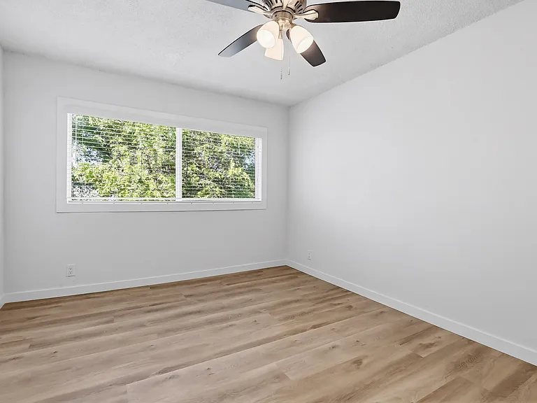 Gated, MidCentury MultiFamily Property near Metro Access and Victoria Park — Photo 13