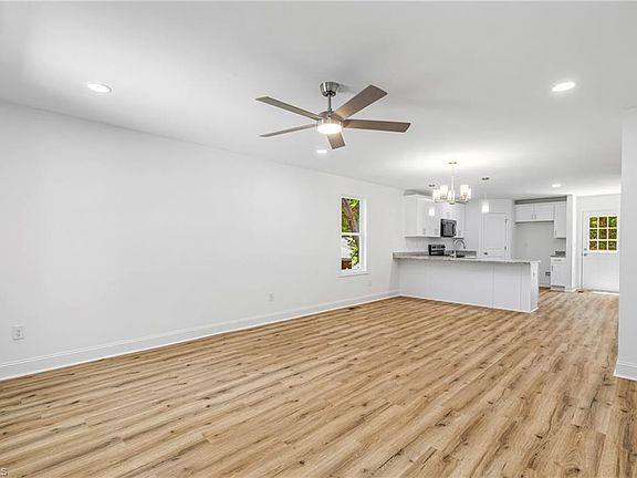 3rd image of 910 Roosevelt St