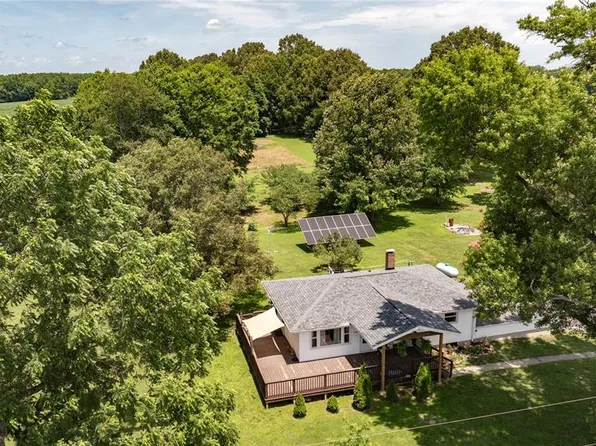 9480 Battleford Rd, Stonefort, IL 62987