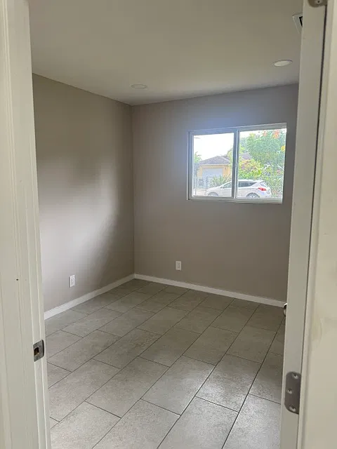3 bed, 888 sqft, $2,300 — Photo 1