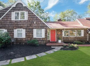 2 Engineers Rd, Roslyn, NY 11576