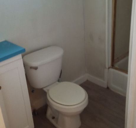 5th image of 915 Jackson St