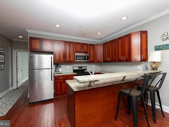 2nd image of 1926 Poplar St #1