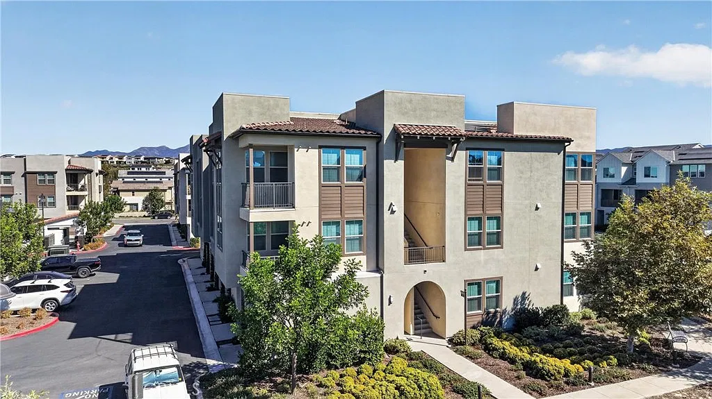 2 bed, 1036 sqft, $4,500 — Photo 3