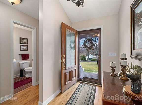 2nd image of 32 Banbury Ct