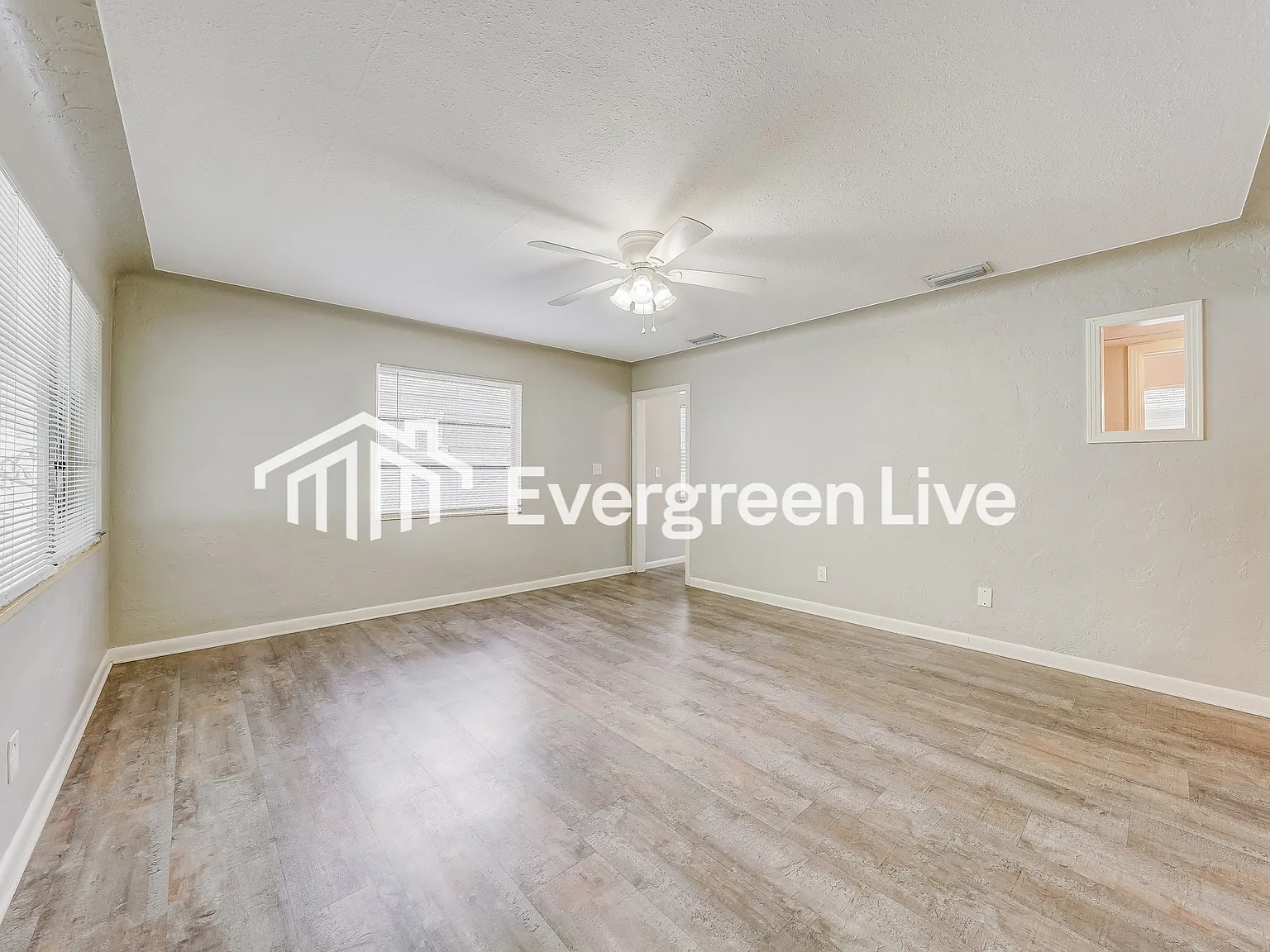 3 bed, 2.0 bath, 1137 sqft, $2,045 — Photo 2